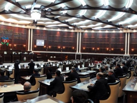 13 qanuna dəyişiklik layihəsi m&uuml;zakirəyə &ccedil;ıxarılıb - SİYAHI  &nbsp;