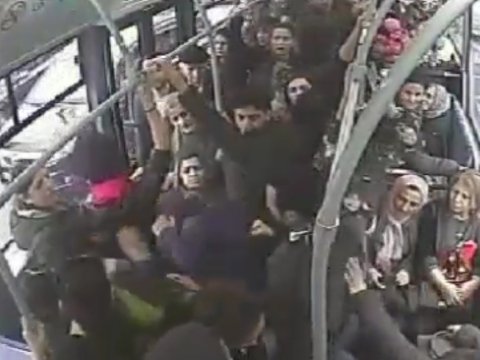 Bakıda avtobusda gənc oğlandan qadına qarşı İYRƏNC HƏRƏKƏT - VİDEO
