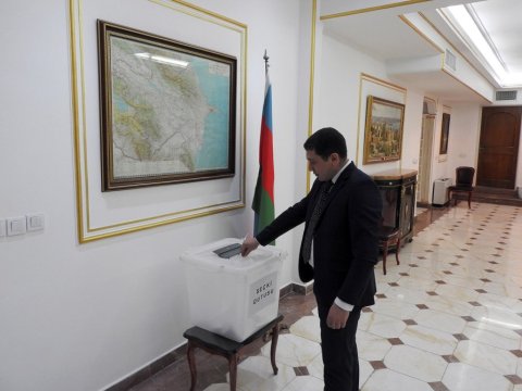 Azərbaycanın İrandakı səfirliyində səsvermə başladı