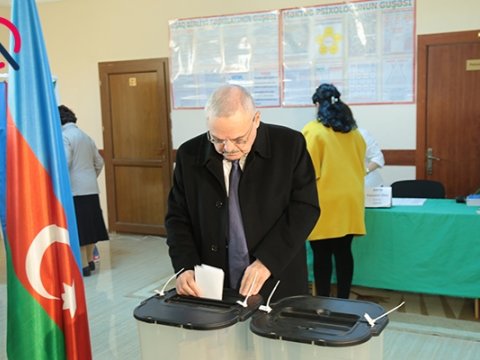 Artur Rasizadə seçki məntəqəsinə gəldi