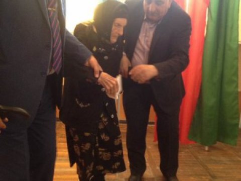 124 yaşlı azərbaycanlı seçici səs verib - FOTO   