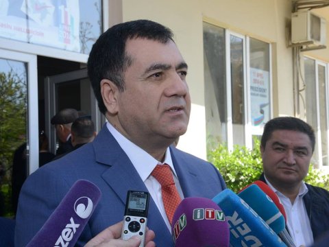Q&uuml;drət Həsənquliyev xanımı ilə səs verdi