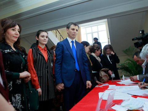 Zahid Oruc ailəsi ilə səs verdi