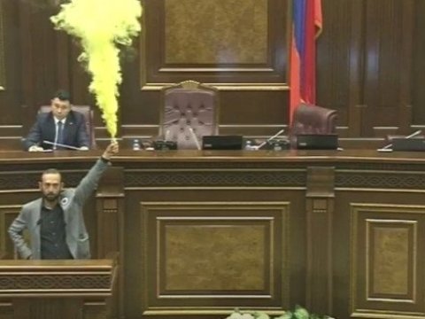 Ermənistan parlamentində qeyri-adi İNSİDENT - FOTOLAR