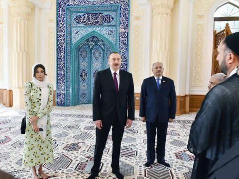 Prezident və xanımı Hacı Cavad məscidinin açılışında - İlham Əliyevə Quran hədiyyə edildi - YENİLƏNİB
