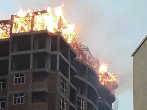 Bakıdakı çoxmərtəbəli binada yanğın söndürülüb - YENİLƏNİB -VİDEO