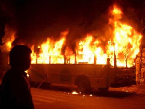 Bərdədə fəhlə daşıyan mikroavtobus yandı