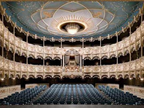 Teatr iş&ccedil;i AXTARIR