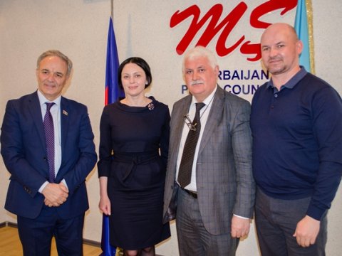 Rusiyalı media nümayəndələri Mətbuat Şurasında 