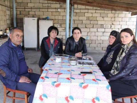 Qənirə Paşayeva aprel şəhidlərinin ailələrini ziyarət edib