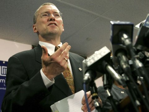 Vəkil planetin gələcəyi &uuml;&ccedil;&uuml;n &ouml;z&uuml;n&uuml; yandırdı - FACİƏ