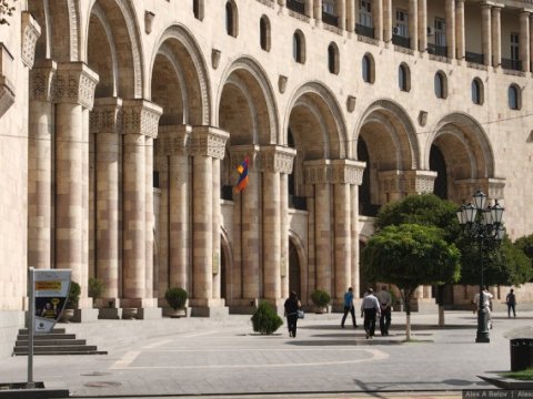 Ermənistanda hökumət evi mühasirəyə alınıb