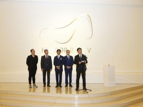 Heydər Əliyev Mərkəzində məşhur rəssamın sərgisi açılıb 