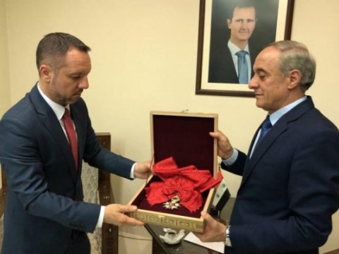 Əsəd Fransanın ali ordenini geri qaytardı 