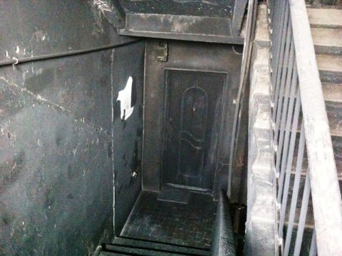 Bakıda xuliqanlıq: Naməlum şəxs binanı oda verdi - FOTOLAR
