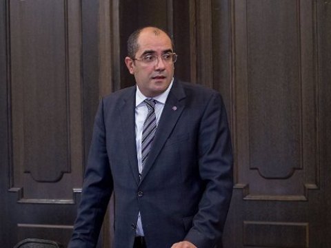 Erməni nazir istrefa verdi, etiraz&ccedil;ılara qoşuldu