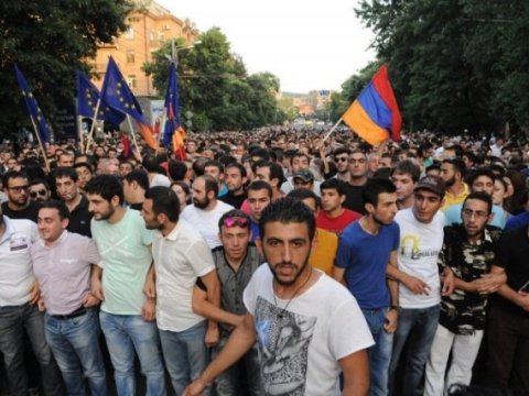 Etiraz&ccedil;ılar Yerevan aeroportuna gedən yolu bağladılar