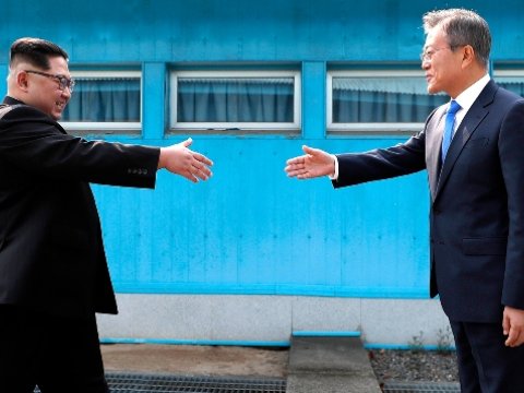 Şimali və Cənubi Koreya liderlərinin tarixi görüşü - Prezidentlər zarafatlaşdılar - FOTOLAR