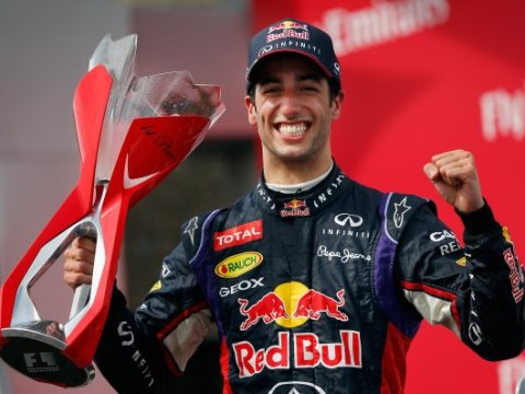 Daniel Rikkardo finiş xəttini birinci KEÇDİ