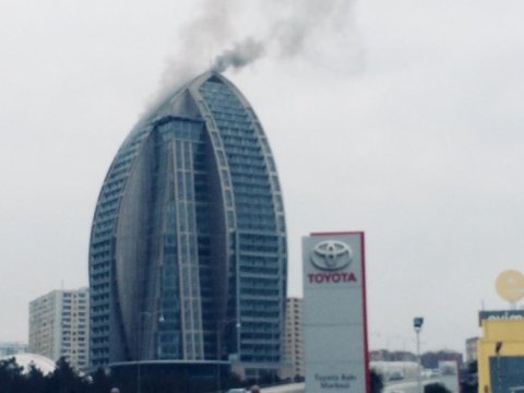 Bakıdakı “Tramp binası”nda baş verən yanğın söndürüldü - FOTOLAR + VİDEO - YENİLƏNİB-4