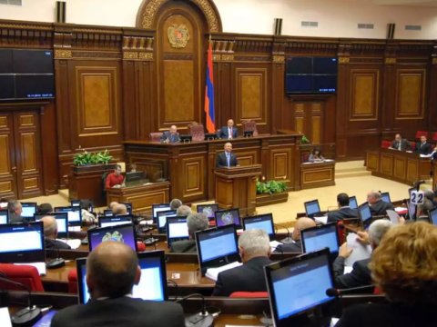 Ermənistan parlamentinin iclasına cəmi 27 deputat gəldi
