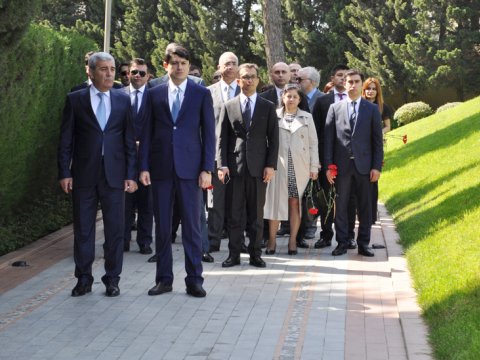 Diaspor Komitəsinin kollektivi Fəxri xiyabanda - FOTOLAR