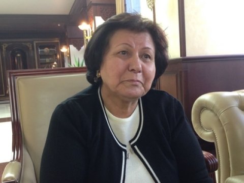 Xanım deputat beynəlxalq tədbirdə AĞLADI