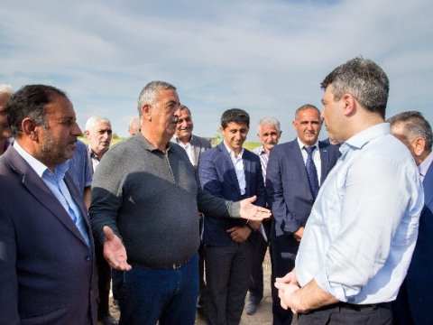 Nazir pambıqçılarla qalstuksuz görüşə getdi - FOTO