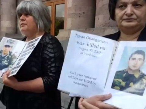 Ermənistanda əsgər anaları Paşinyandan kömək istədilər: “Övladlarımızın qatillərini tapın!”