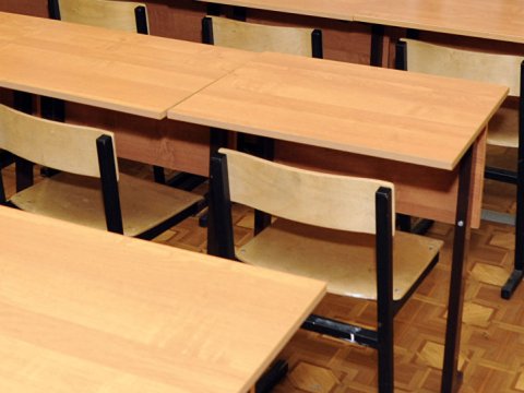 M&uuml;əllimə yatan şagirdi belə oyatmağa &ccedil;alışdı &ndash; VİDEO  &nbsp;