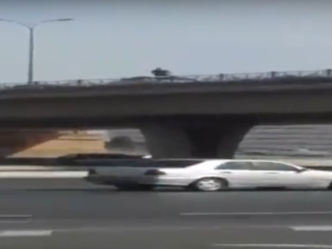 Bakıda intihara cəhd - özünü körpüdə yandırmaq istədi - VİDEO