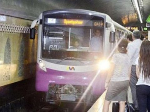 Bakı metrosunda gənc oğlan özünü relslərin üstünə atdı   