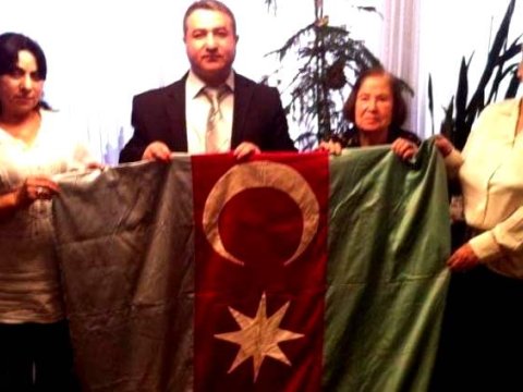 100 yaşlı bayrağı təslim alan tədqiqatçı: “Novruz müəllimə əmanətin məndə olduğunu dedim” - FOTO