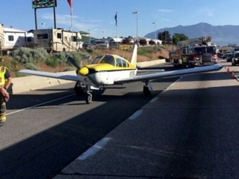 Təyyarə avtomobil yoluna enib