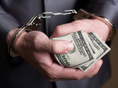 Prezidentin k&ouml;mək&ccedil;isi r&uuml;şvət alarkən tutuldu