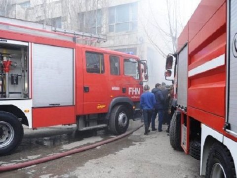 Bakıda yanan binada tüstüdən boğulan var   