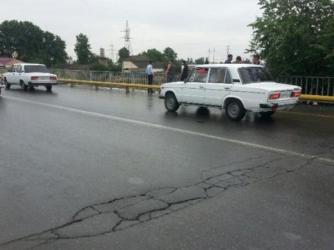 G&ouml;y&ccedil;ayda selin dağıtdığı yolun alternativi tikilir