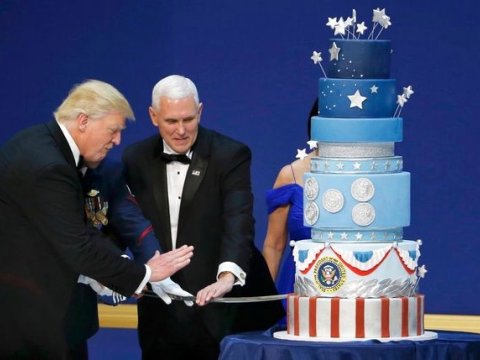 Trampa tort hədiyyə etdilər 