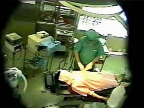 Narkoz altında olan pasientləri zorlayan cərrah tutuldu