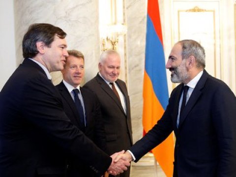 Paşinyan həmsədrlərlə Qarabağı müzakirə edib