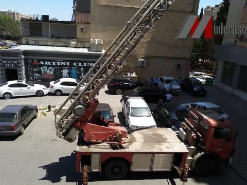Bakıdakı binaların eyvanlarından paltar iplərini kəsirlər - FOTOLAR