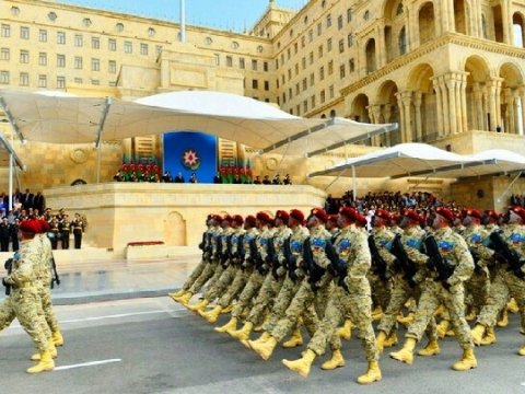 Sabahkı paradın aparıcısı məlum oldu   