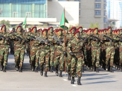 Siyasi partiyalar da sabahkı paradı alqışlayırlar...   