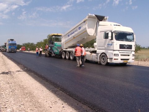 Qızmar istidə asfalt döşəyənlər - Hüquq müdafiəçisi: “Bunun bir adı var: istismar!”