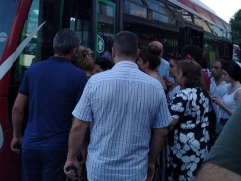 Ən çox sıxlıq “Neftçilər”, “Əhmədli”, “20 Yanvar” stansiyalarının önündədir