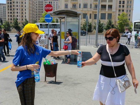 Bakı Nəqliyyat Agentliyi sərnişinlərə su payladı - FOTOLAR