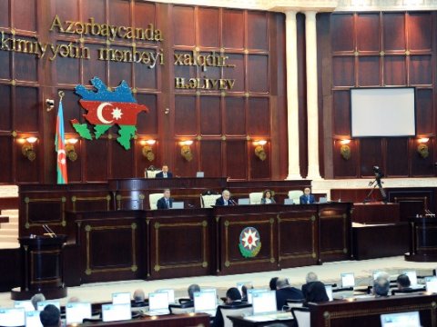 Hansı deputatların tapançası var? - “Silah olanda adamın ovcu qaşınır”