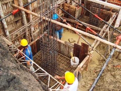 Bakıda 5 mərtəbəli binanı qanunsuz tikirmişlər - Qarşısı ALINDI  