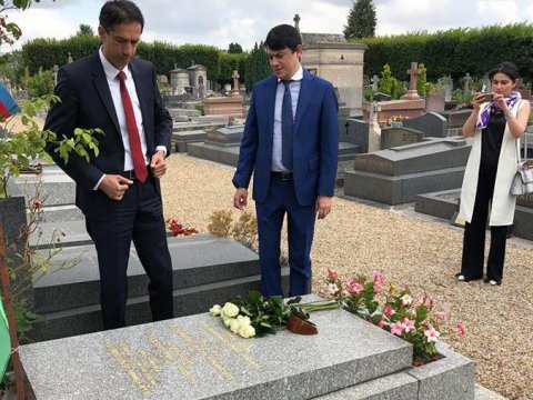 Fuad Muradov Parisdə Topçubaşovun məzarını ziyarət etdi - FOTO