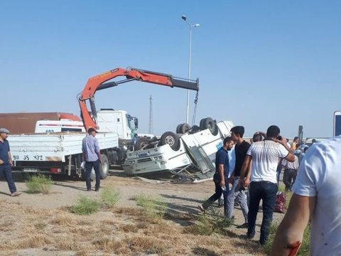 Bakıdakı avtobus qəzasında 1 nəfər ölüb - Yaralı sayı 17-yə çatıb - YENİLƏNİB - FOTOLAR